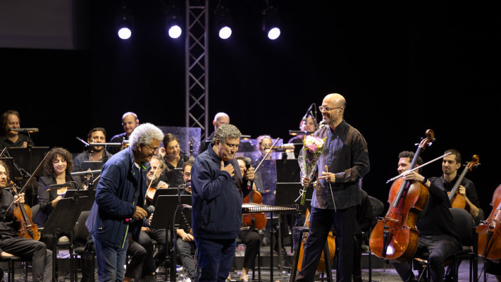 יהורם גאון הנרגש ותזמורת המהפכה (צילום: שון ברנשטיין)