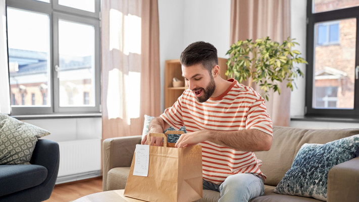 ראתה את בעלה מקבל משלוח אוכל