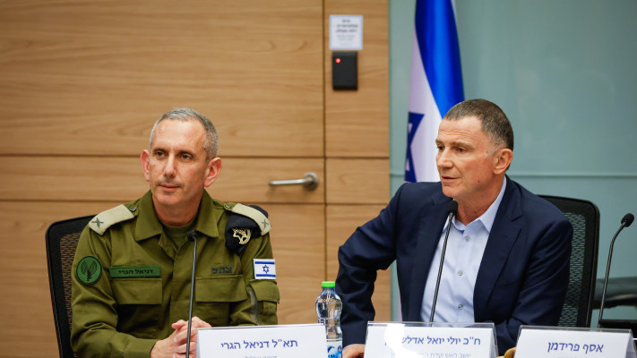 דובר צה''ל, תא''ל דניאל הגרי וח''כ יולי אדלשטיין בוועדת חוץ וביטחון (צילום: נועם מושקוביץ דוברות הכנסת)