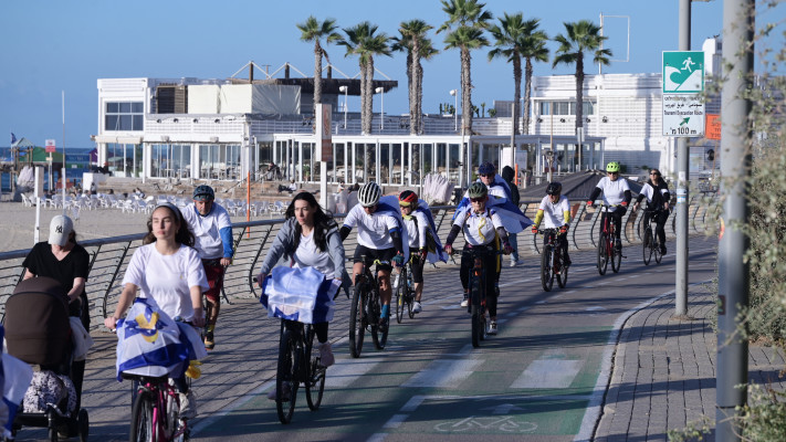 רכיבה על אופניים לכבוד יום הולדתו של החטוף אוהד בן עמי בטיילת בתל אביב
