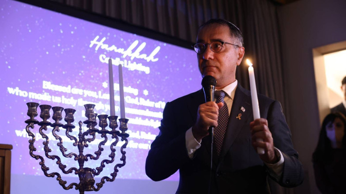 הדלקת נר שני של חנוכה בבית שגריר יפן