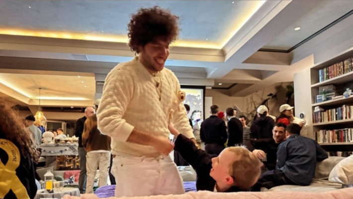 התמונה שסלינה גומז העלתה לאינסטגרם עם סמל החטופים (צילום: צילום מסך אינסטגרם)