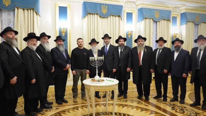 זלנסקי מדליק נרות חנוכה (צילום: FJCU/ לשכת הנשיאות האוקראינית)
