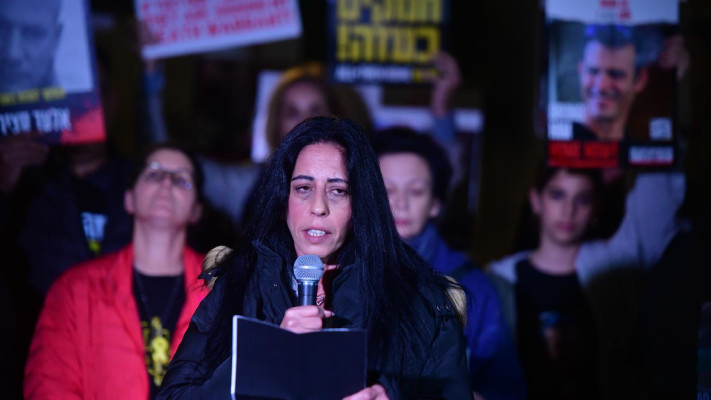 עינב צנגאוקר מוסרת הצהרה מול הקריה (צילום: אבשלום ששוני)