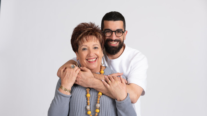חנן ואמו לאה בקמפיין אל על (צילום: דוברות אל על)