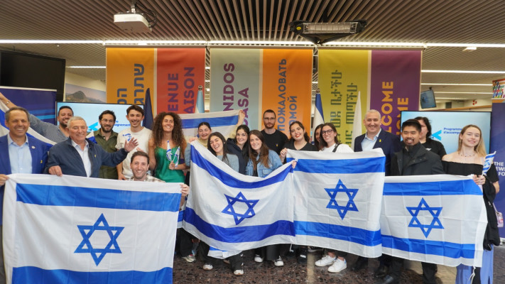 אנשי הסוכנות היהודית מקבלים עולים מצרפת שהגיעו בנובמבר השנה, בצל המלחמה (צילום: באדיבות הסוכנות היהודית)