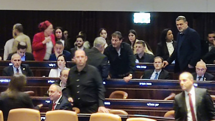 בועז ביסמוט בבגדי אבל במליאה