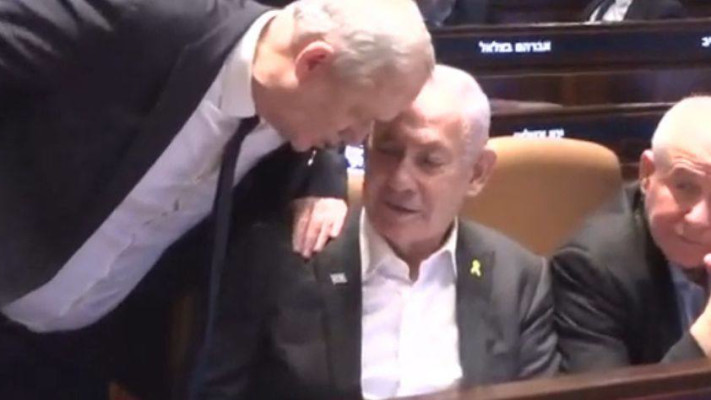 בנצי גנץ שואל לשלומו של נתניהו