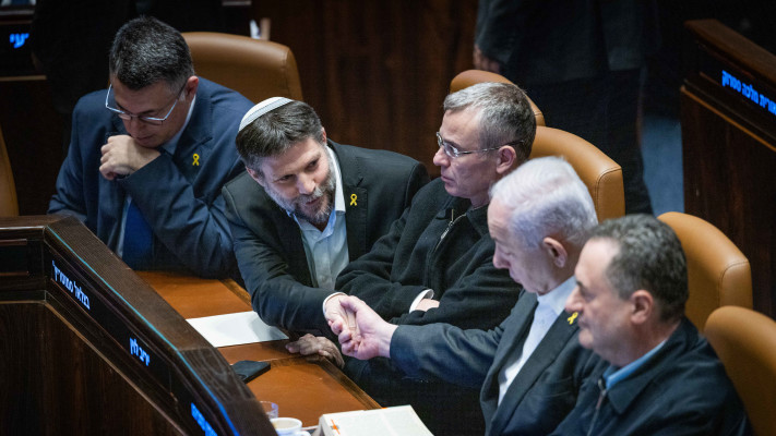 סמוטריץ' ונתניהו בלחיצת יד בהצבעה על חוק הרווחים הכלואים