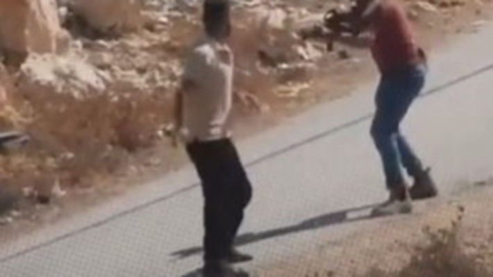 מתנחל יורה בפלסטיני מטווח אפס