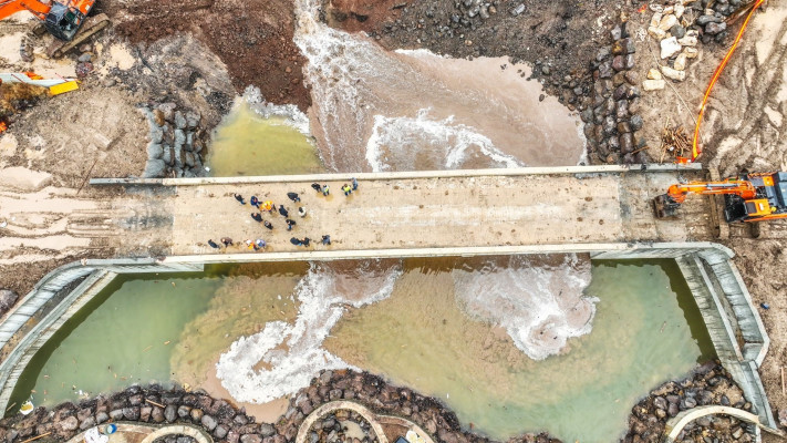 הזרמת המים המלאה לסכר אלומות החדש