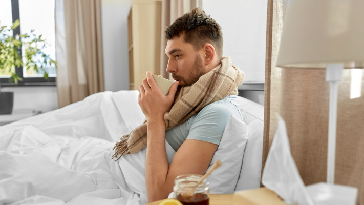 שוקל להתגרש אחרי התנהגותו של אשתו כלפיו בזמן שהיה חולה