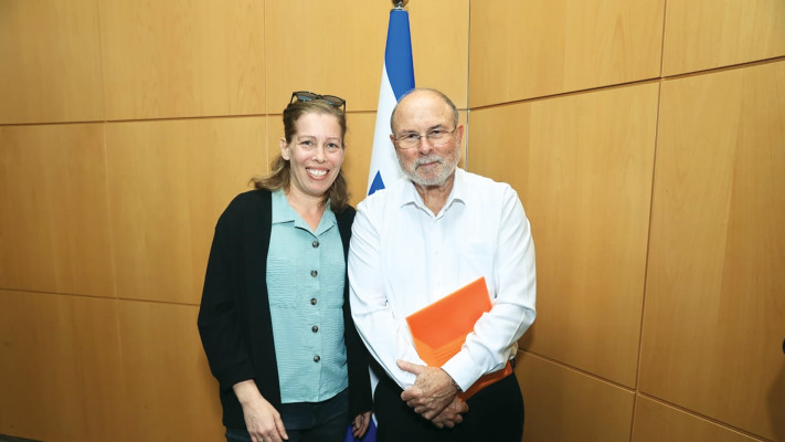 מימין יורם דנציגר וליאורה שוהם פיטרס (צילום: מירי שמעונוביץ')