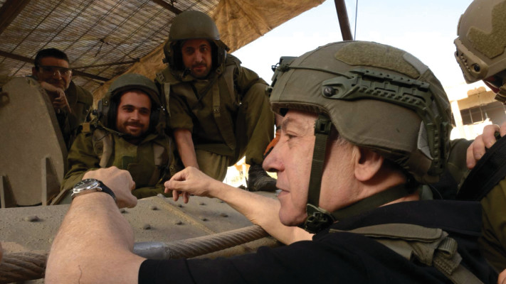 פיצול אישיות - אינו רק נחלתו. בנימין נתניהו בביקור בעזה (צילום: אבי אוחיון לע''מ)