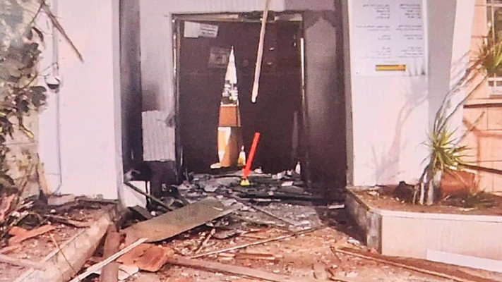 זירת הפיצוץ סמוך ללשכת הבריאות בנצרת, ארכיון (צילום: דוברות המשטרה)