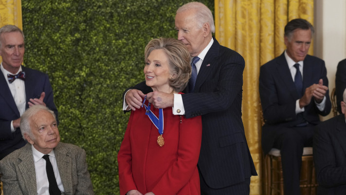 הילרי קלינטון, ג׳ו ביידן (צילום: CHRIS KLEPONIS/AFP via Getty Images)