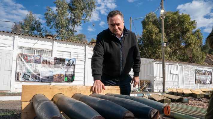 ישראל כ''ץ בתצוגת הנשק שנתפס בידי צה''ל מידי ארגון הטרור חיזבאללה