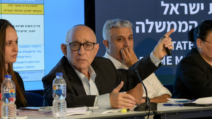 יעקב נגל בהצגת מסקנות ועדת נגל (צילום: מעיין טואף/לע״מ)