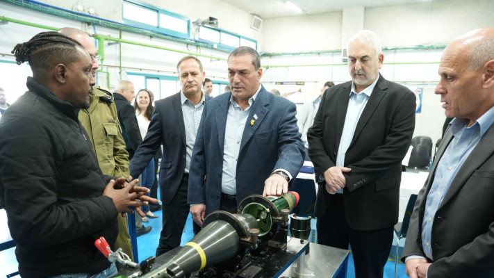 בכירי אלביט ומשרד הביטחון בחתימת ההסכם לייצור הנשק