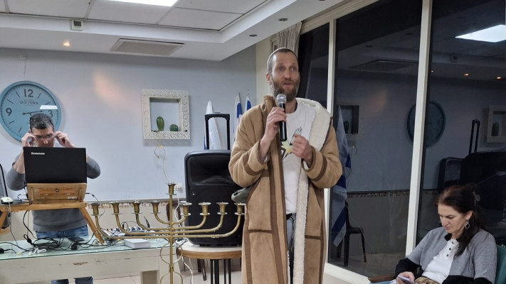 דורון שפר מדליק חנוכיה (צילום: עמל ומעבר)