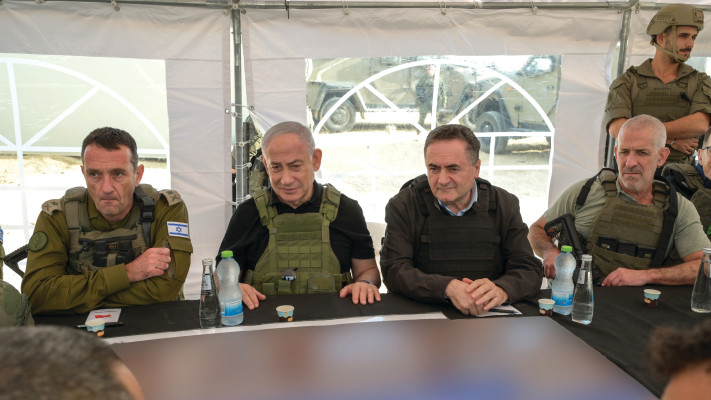 רונן בר ישראל כץ נתניהו הרצי הלוי בסיור במסדרון נצרים בעזה (צילום: מעיין טואף/לע״מ)