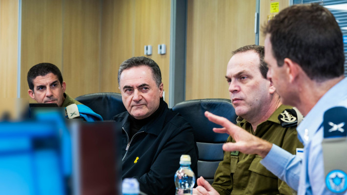 ישראל כ''ץ בבור בזמן תקיפות חיל האוויר בתימן, 10 בינואר 2025 (צילום: אריאל חרמוני משרד הביטחון)