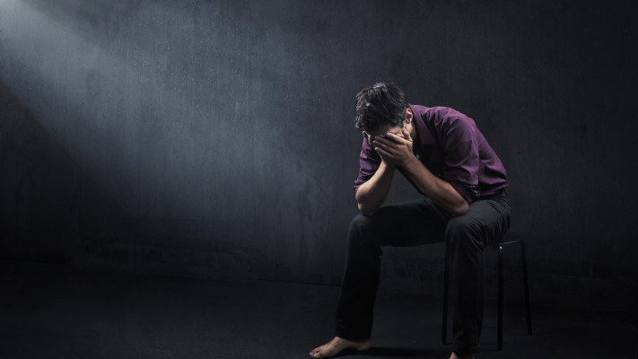 לא יודע איך לספר לאישתו על חייו הכפולים