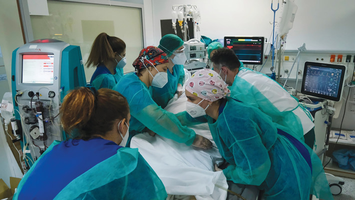 טיפול נמרץ. חולים על מכונת לב ריאה (צילום: שאטרסטוק)