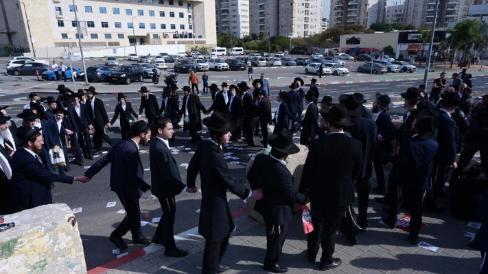 הפגנת חרדים בלשכת הגיוס בתל השומר (צילום: אבשלום ששוני)