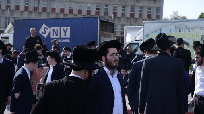 הפגנת חרדים בלשכת הגיוס בתל השומר