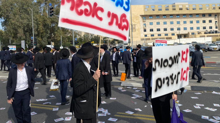 הפגנת חרדים בלשכת הגיוס בתל השומר (צילום: אבשלום ששוני)