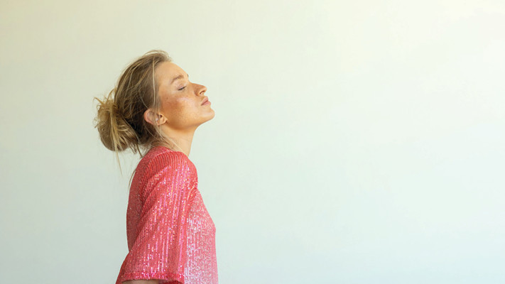 שמלת מיני פייטים בגזרת טישרט של המותג גלביה