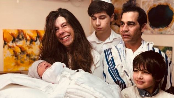 וייקרא שמו בישראל - ג'ון, אביב גפן, ילדיו ואשתו בטקס ברית המילה (צילום: אלון לוין,באדיבות איציק אוחנה כיכר השבת)