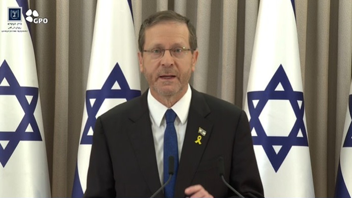 יצחק הרצוג נושא דברים לאחר החתימה על עסקת חטופים (צילום: צילום מסך)