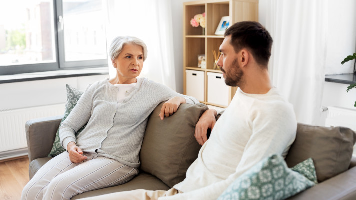 אמא שדואגת לבנה