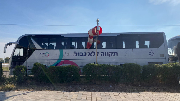  שיבא. רכבים יחודייים שיובילו את החטופים למחלקה (צילום: אבשלום ששוני)