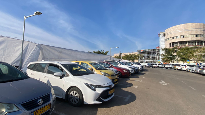 המתחם הנפרד מאחורי המכוניות. כל חטוף ישהה בחדר נפרד לו ולמשפחתו (צילום: אבשלום ששוני)