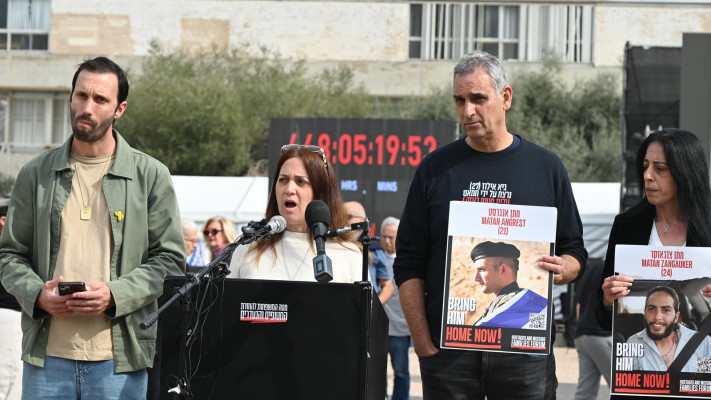 נציגי משפחות החטופים בכיכר החטופים (צילום: אבשלום ששוני)