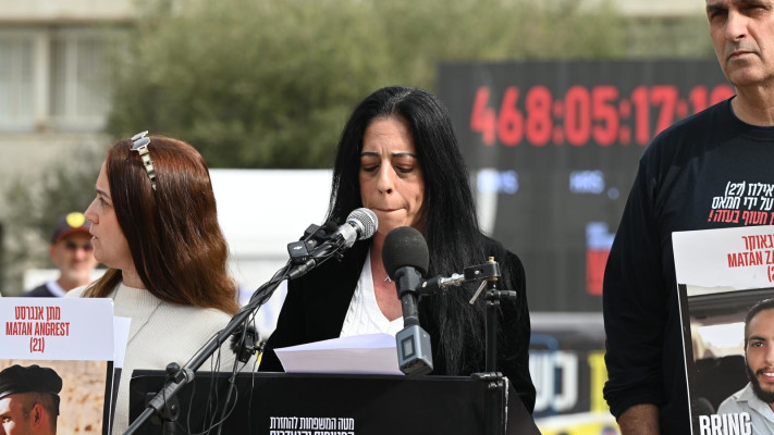 עינב צנגאוקר אימו של החטוף מתן בכיכר החטופים שעות לאחר החתימה על הסכם החטופים והשלב הראשון (צילום: אבשלום ששוני)