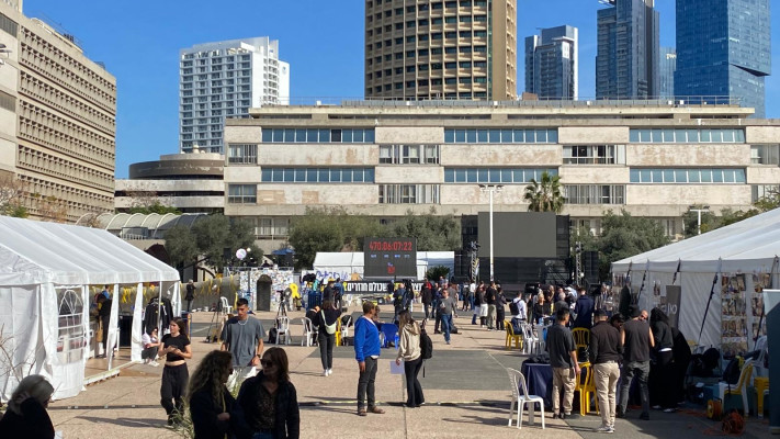 כיכר החטופים לקראת שובן של אמילי, רומי ודורון (צילום: אבשלום ששוני)