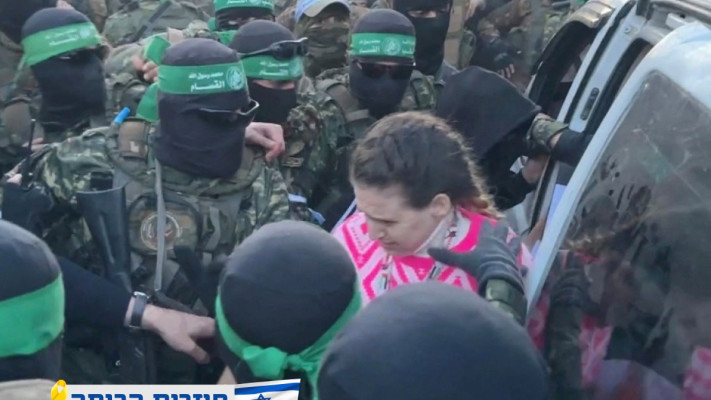החטופות לאחר שחרורן משבי חמאס (צילום: רויטרס)