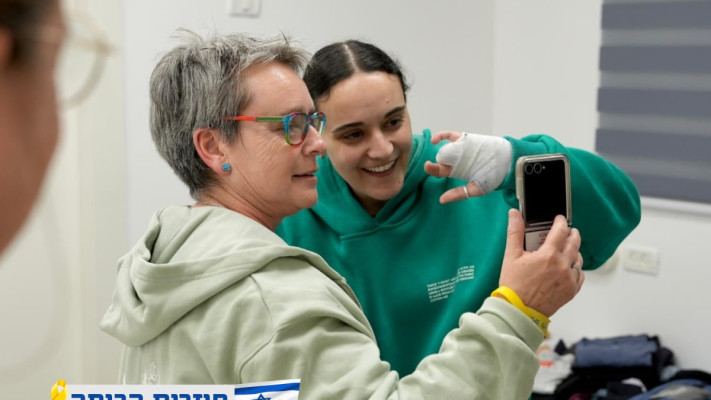 אמילי דמארי עם אמא שלה (צילום: לע''מ)