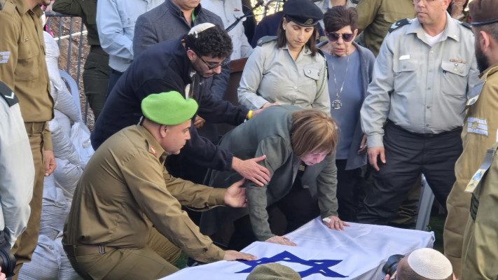 זהבה שאול בהלווייתו של בנה אורון