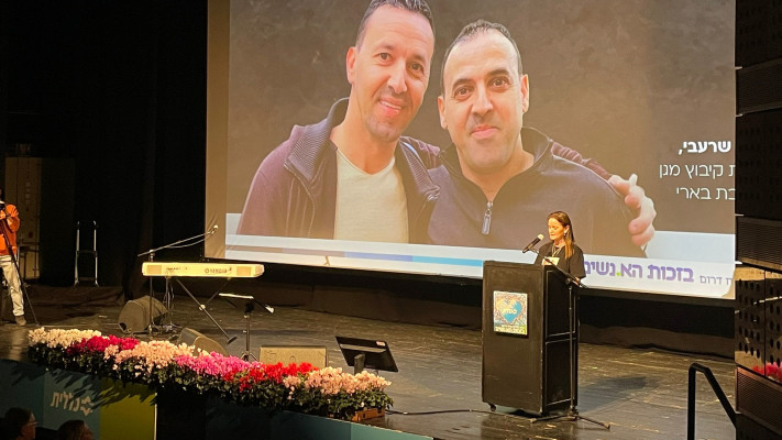יוסי שרעבי ז''ל ואלי שרעבי שעדיין בשבי, קיבוץ בארי (צילום: לינור אללוף)