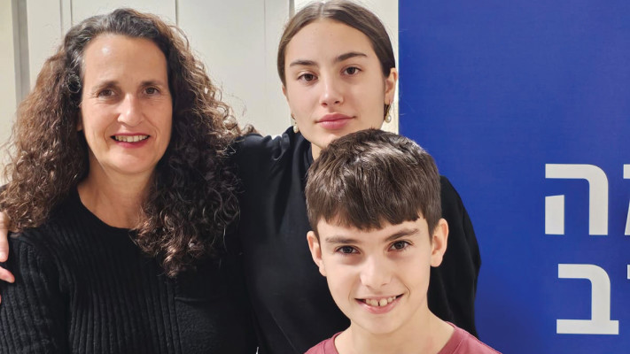 הדס קלדרון וילדיה בשחרורם (צילום: דוברות איכילוב)