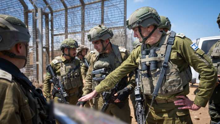 הרצי הלוי בהערכת מצב עם הכוחות בשטח (צילום: דובר צה''ל)