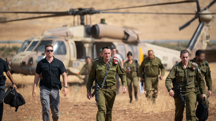 ''הישגי צה''ל מציבים את ישראל באור שונה באזור ובעולם'',בתמונה: הרצי הלוי בשטח עם כוחות הלחימה (צילום: דובר צה''ל)