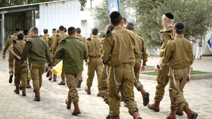 חרדים בגיוס בבקו\'\'ם (צילום: דובר צה''ל)
