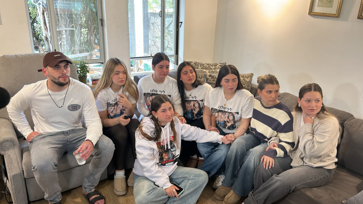 חבריה של לירי אלברג מחכים לשובה (צילום: מאיה גדש)