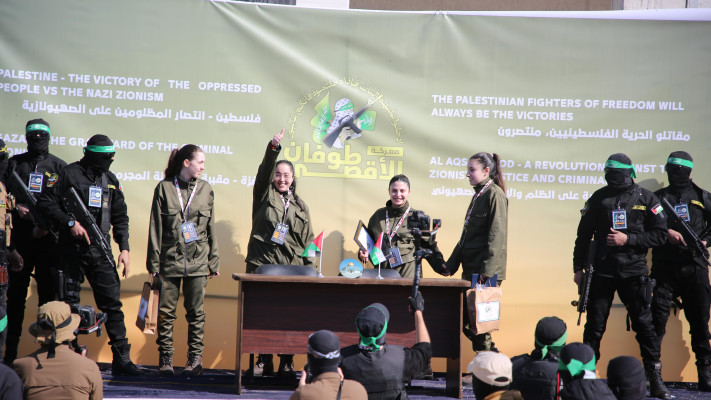 לירי אלבג, קרינה ארייב, דניאלה גלבוע ונעמה לוי מועברות מידי חמאס לידי הצלב האדום. (צילום: TPS)